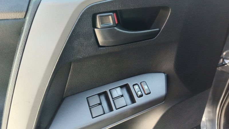 Used 2018 Toyota RAV4 LE FWD image 14