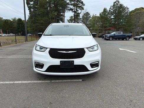 Used 2024 Chrysler Pacifica Limited FWD image 3