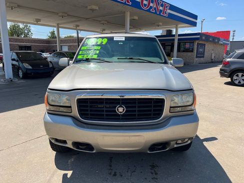Used 2000 Cadillac Escalade 4WD image 2