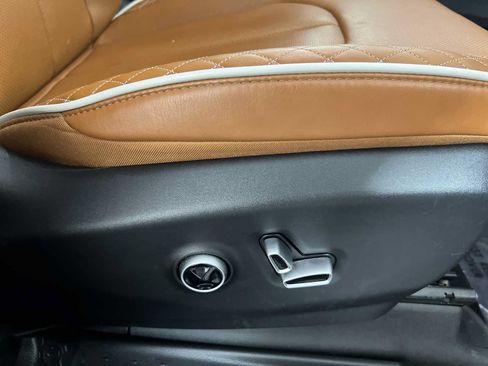 Used 2025 Chrysler Pacifica Pinnacle FWD image 15
