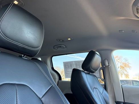 Used 2023 Chrysler Pacifica Touring-L image 21