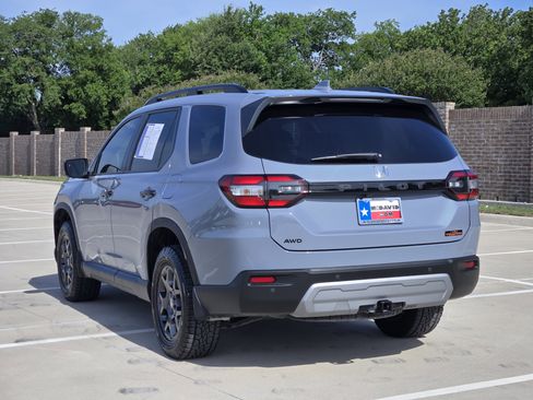 Used 2025 Honda Pilot TrailSport image 8