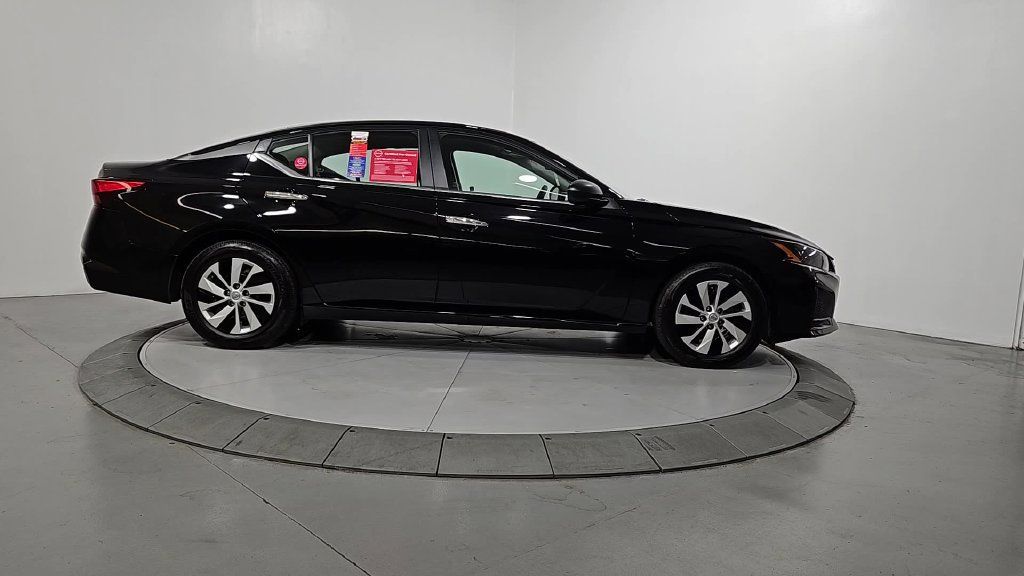 Certified 2025 Nissan Altima 2.5 S FWD image 8