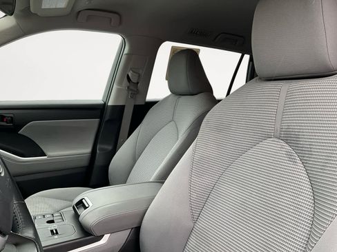 Used 2023 Toyota Highlander LE AWD/4WD image 12