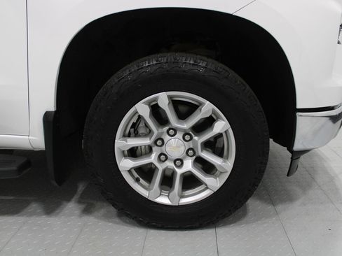 Used 2022 Chevrolet Silverado 1500 LT AWD/4WD image 5