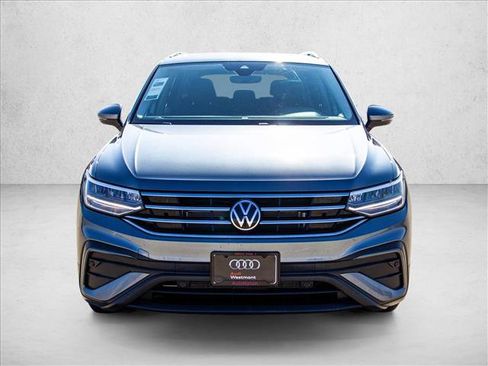 Used 2023 Volkswagen Tiguan SE w/ Panoramic Sunroof Package FWD image 2
