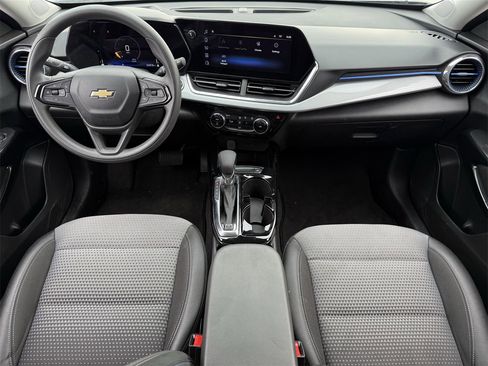 Certified 2025 Chevrolet Trax LT image 10