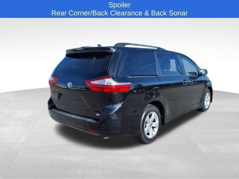 Used 2018 Toyota Sienna XLE image 5