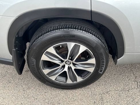 Used 2024 Toyota Highlander XLE AWD/4WD image 43