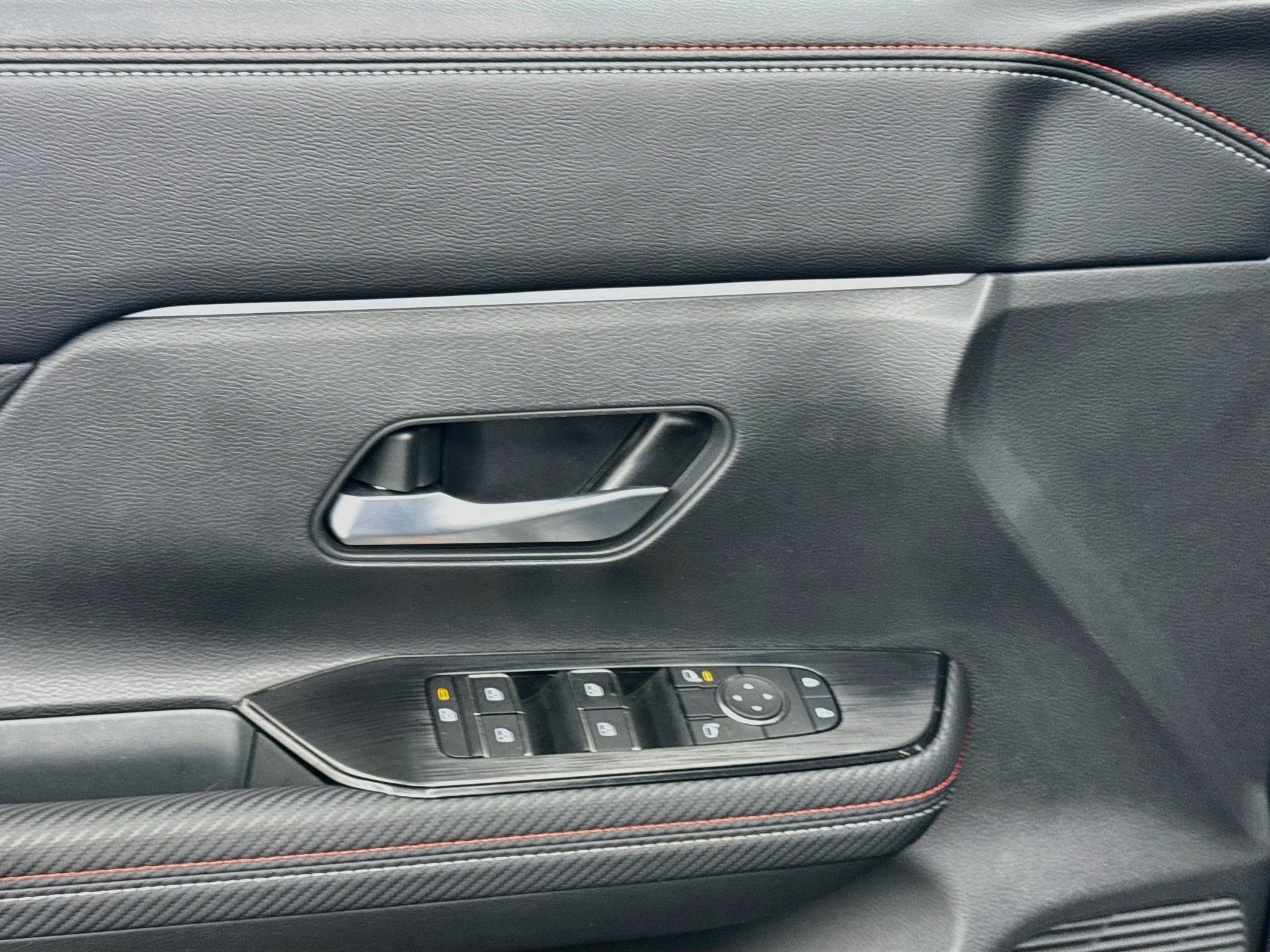 Used 2025 Nissan Kicks SR FWD image 15