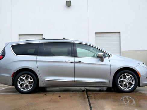 Used 2018 Chrysler Pacifica Limited FWD image 14