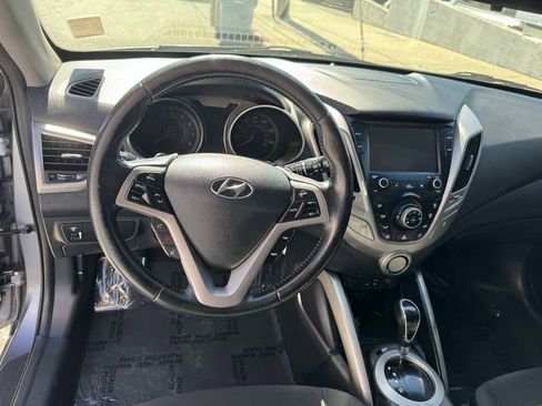 Used 2017 Hyundai Veloster image 9