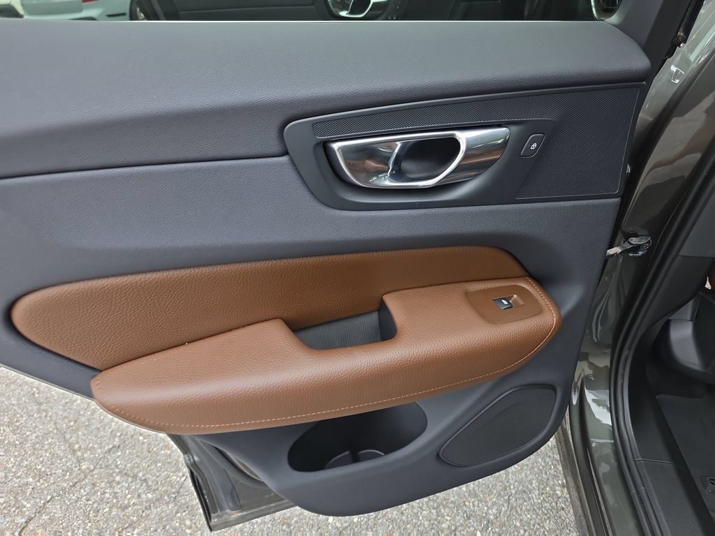 Used 2019 Volvo XC60 T6 Momentum w/ Multimedia Package AWD/4WD image 15