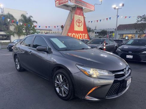 Used 2017 Toyota Camry SE image 2