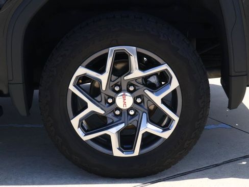 Used 2025 GMC Sierra 1500 SLT AWD/4WD image 9
