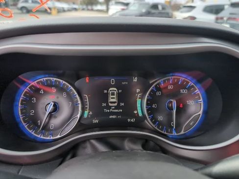 Used 2024 Chrysler Pacifica Touring-L image 11