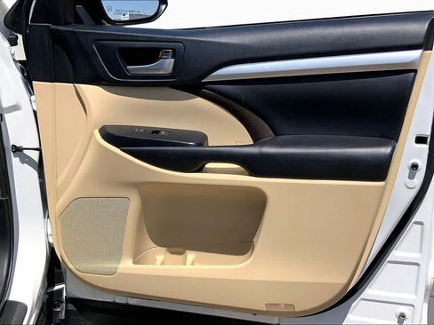 Used 2019 Toyota Highlander XLE FWD image 22