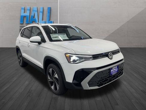 Certified 2025 Volkswagen Taos SE w/ Panoramic Sunroof Package image 8