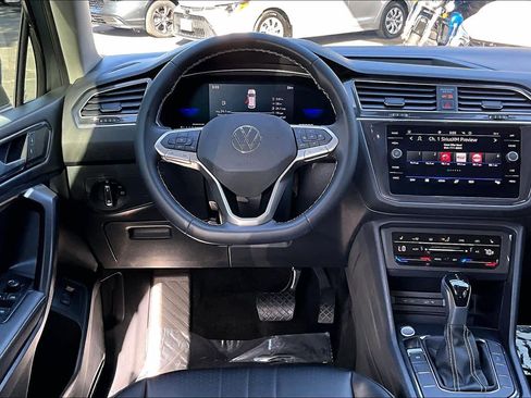 Used 2022 Volkswagen Tiguan SE image 6