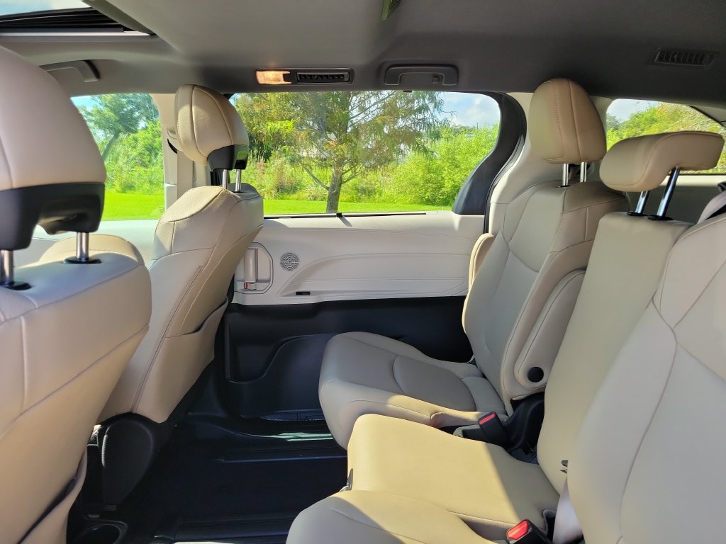Used 2023 Toyota Sienna XLE FWD image 24
