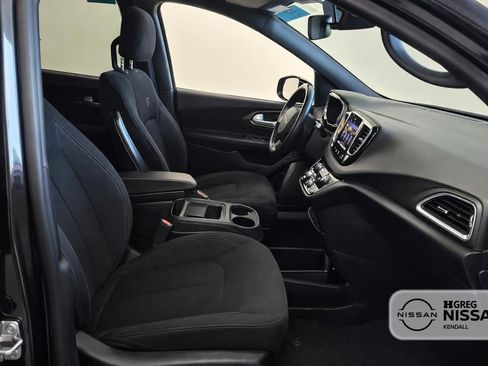 Used 2018 Chrysler Pacifica Touring Plus w/ S Appearance Package FWD image 10