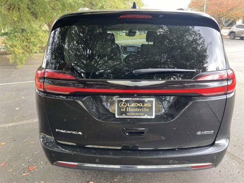 Used 2021 Chrysler Pacifica Touring-L image 3