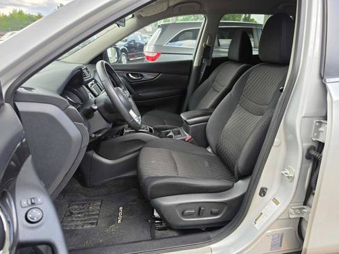 Used 2019 Nissan Rogue SV w/ Premium Package FWD image 11