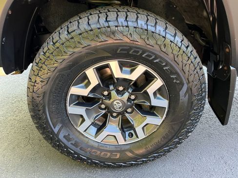 Used 2021 Toyota Tacoma TRD Off-Road w/ TRD Premium Off Road Package AWD/4WD image 25