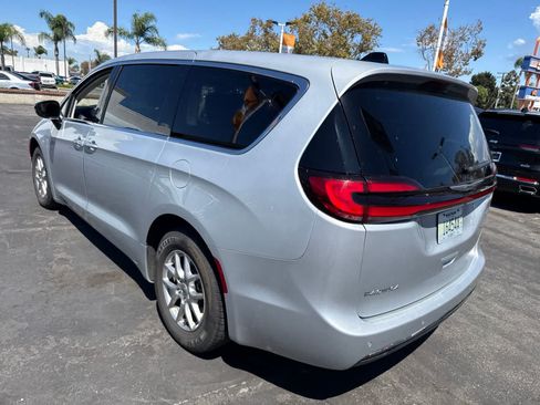 Used 2024 Chrysler Pacifica Touring-L FWD image 19
