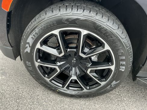 Used 2022 Chevrolet Tahoe RST w/ Luxury Package AWD/4WD image 15
