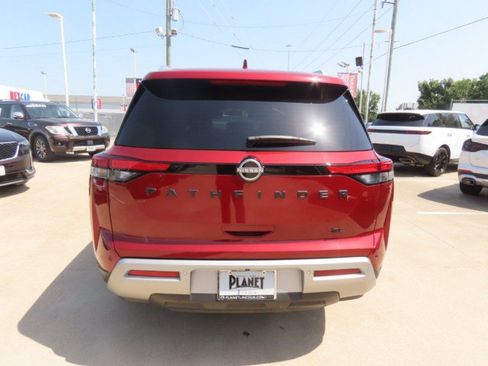 Used 2024 Nissan Pathfinder SL w/ Black Appearance Package FWD image 10