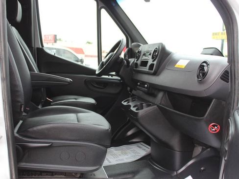 Used 2025 Mercedes-Benz Sprinter 2500 image 10