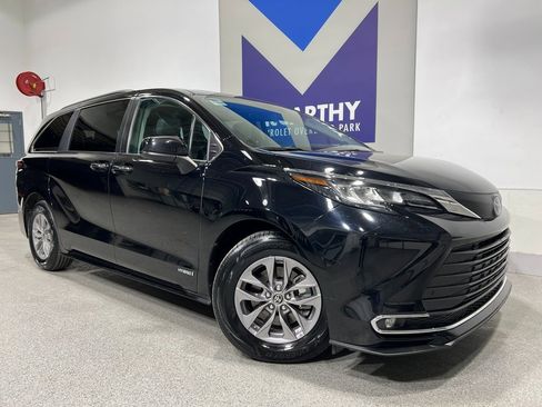 Used 2021 Toyota Sienna XLE w/ XLE Plus Package image 2
