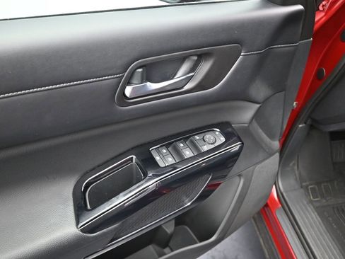 Used 2022 Nissan Pathfinder SV image 12