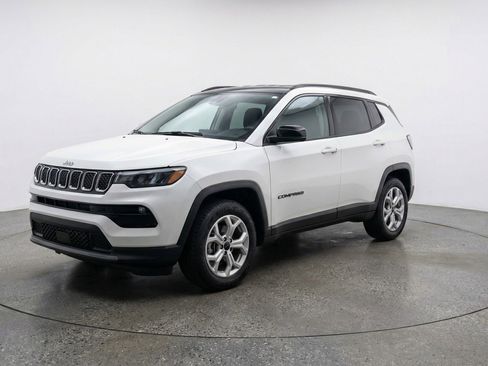 Used 2025 Jeep Compass Latitude AWD/4WD image 3