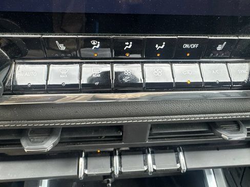 Used 2023 Chevrolet Colorado LT w/ LT Convenience Package III RWD image 11