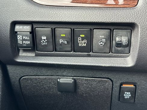 Used 2015 Toyota Sienna Limited Premium image 38