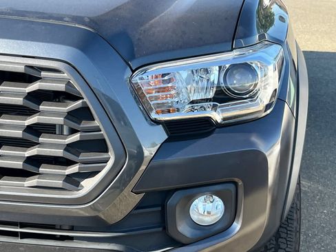 Used 2021 Toyota Tacoma TRD Off-Road w/ Technology Package AWD/4WD image 11