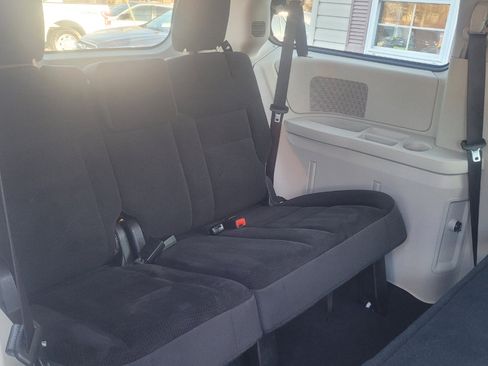 Used 2018 Dodge Grand Caravan SE w/ UConnect Hands-Free Group image 26