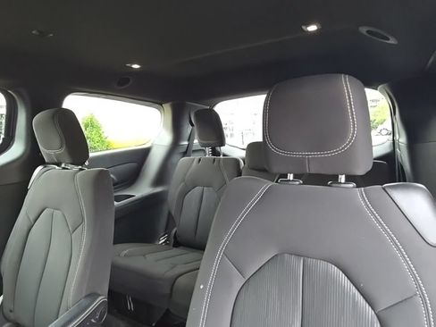 Used 2019 Chrysler Pacifica Touring Plus w/ S Appearance Package FWD image 30
