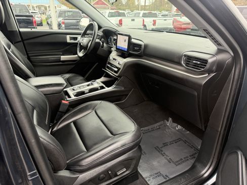 Certified 2022 Ford Explorer XLT w/ Equipment Group 202A image 13