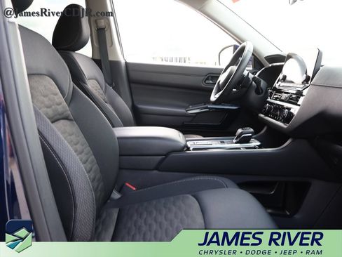 Used 2025 Nissan Pathfinder SV FWD image 9