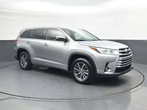 Used 2018 Toyota Highlander XLE FWD image 2