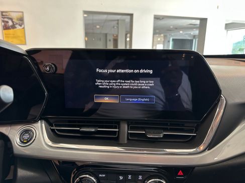 Used 2025 Chevrolet Trax LT FWD image 20