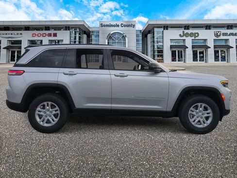 New 2025 Jeep Grand Cherokee Laredo w/ Luxury Tech Group I RWD image 9