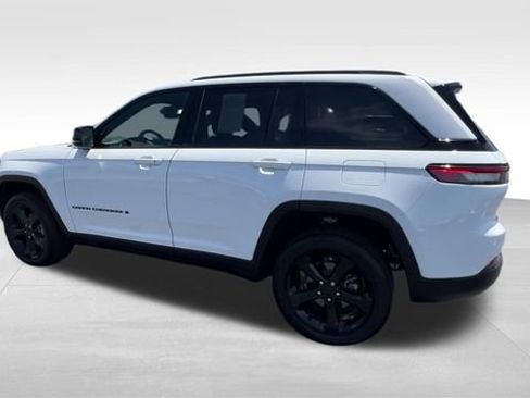 Used 2025 Jeep Grand Cherokee Altitude AWD/4WD image 4