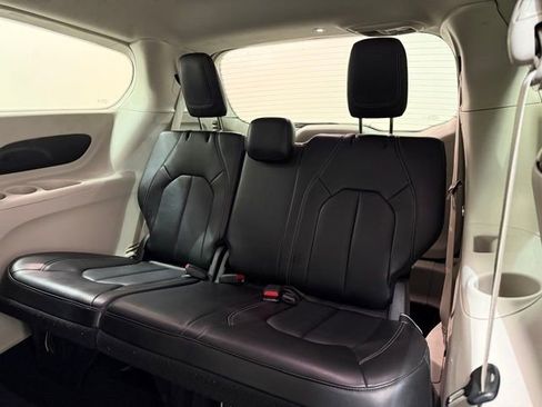 Used 2024 Chrysler Pacifica Touring-L image 27