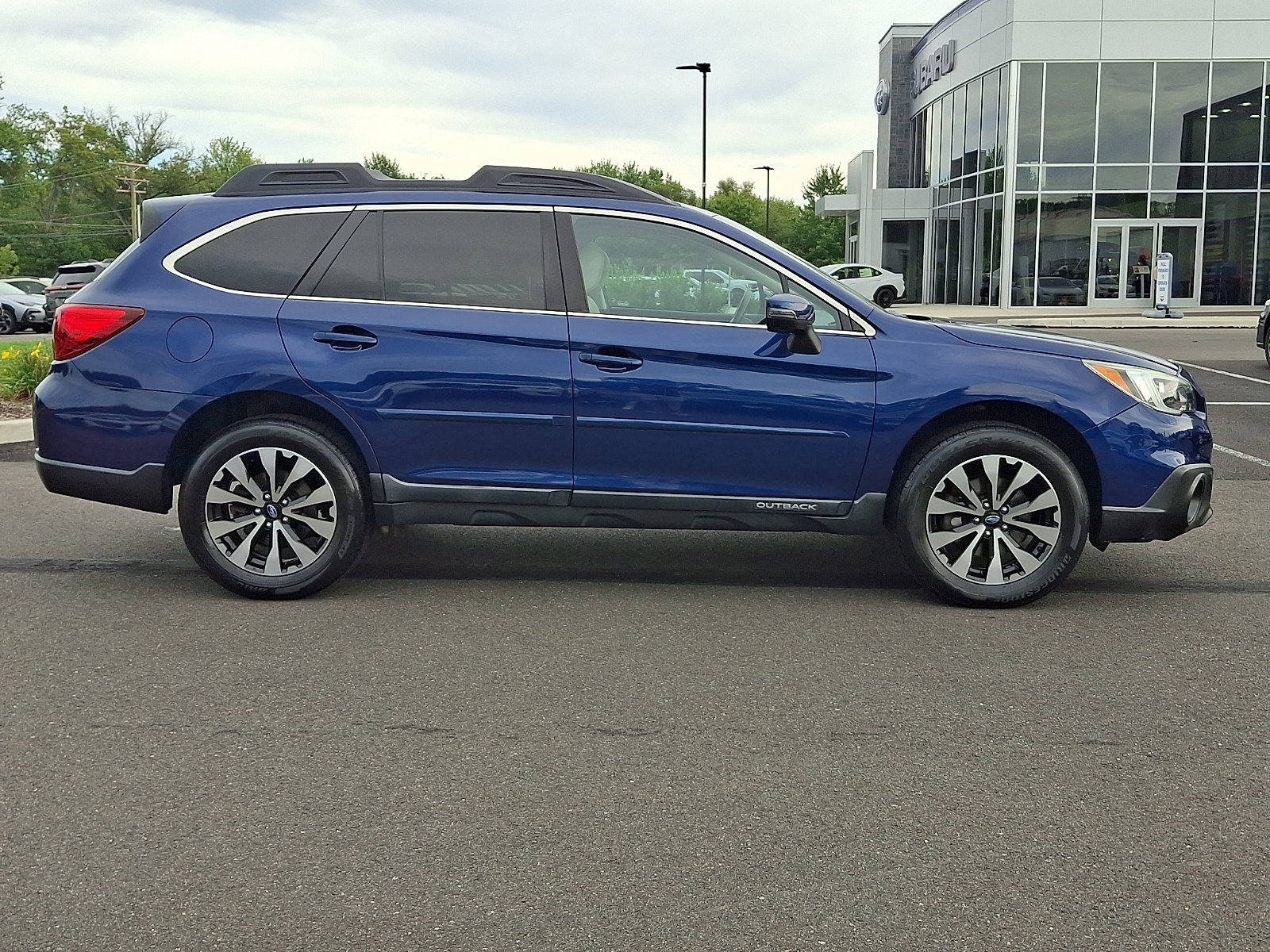 Used 2017 Subaru Outback 2.5i Limited AWD/4WD image 8