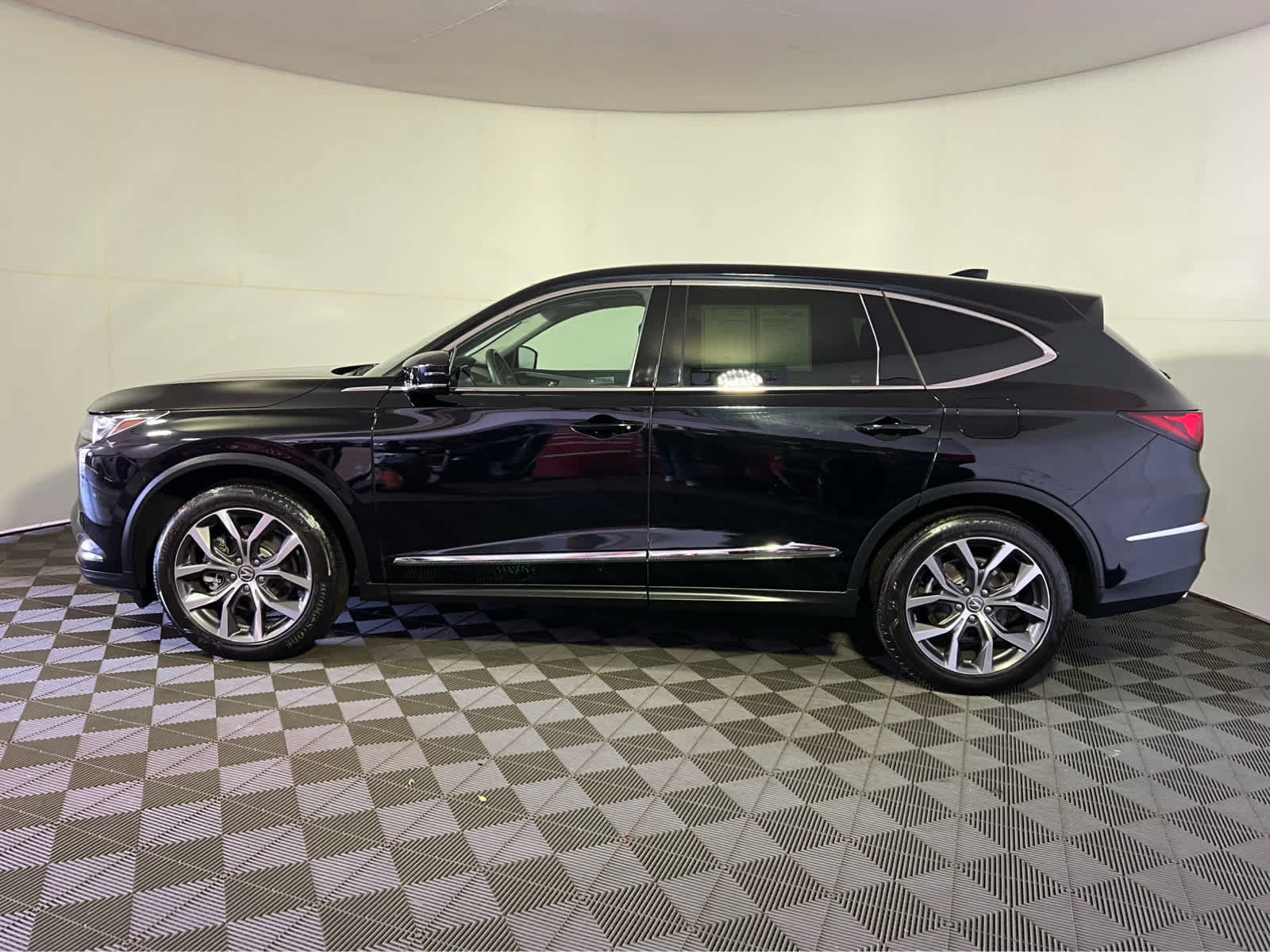 Certified 2024 Acura MDX w/ Technology Package AWD/4WD image 4