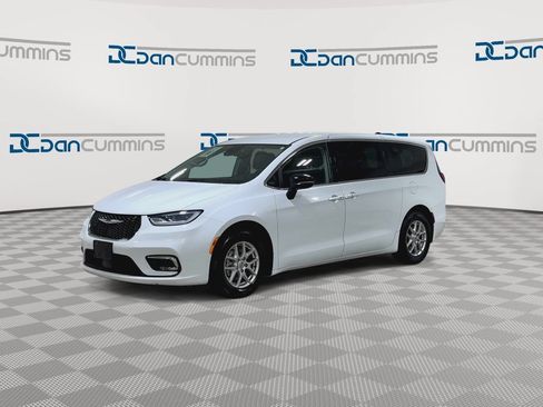 Used 2024 Chrysler Pacifica Touring-L FWD image 4